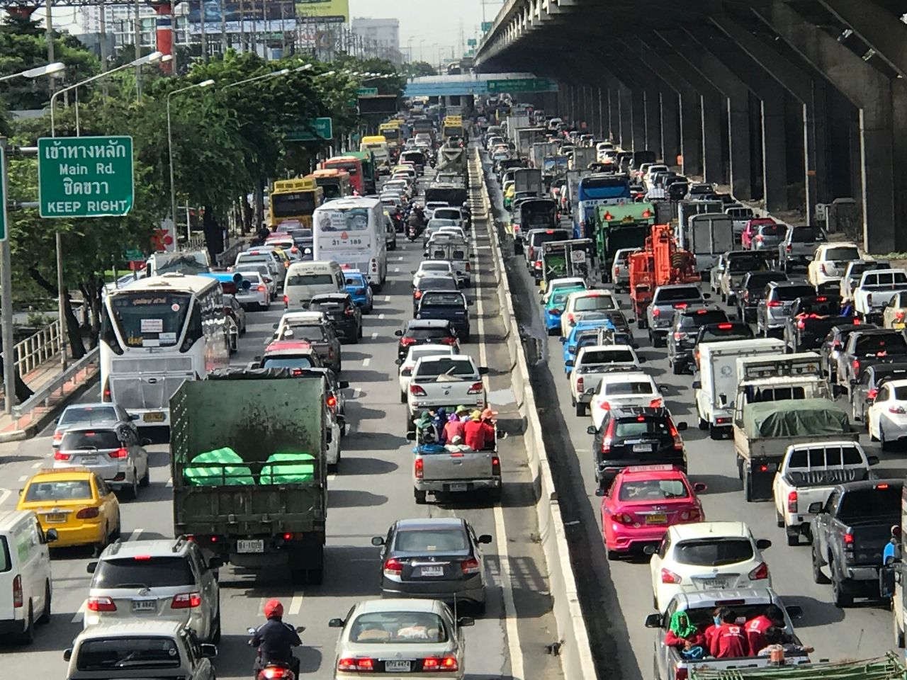 รถติดยาวบนถนนวิภาวดีรังสิต ขาเข้า