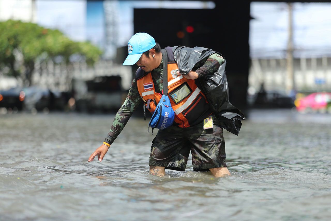 วิน จยย. ออกมาช่วยเก็บขยะในน้ำท่วม