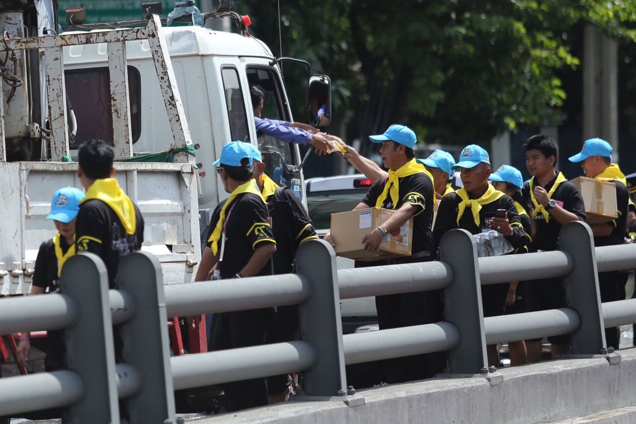 จิตอาสาออกแจกขนมให้ประชาชน