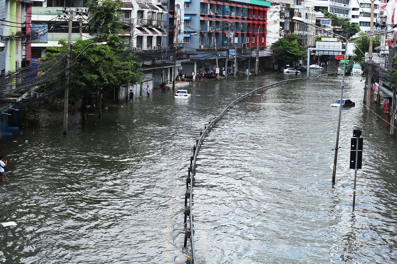 ท่วมรถเก๋งฝั่งขวาไปครึ่งคันแล้ว