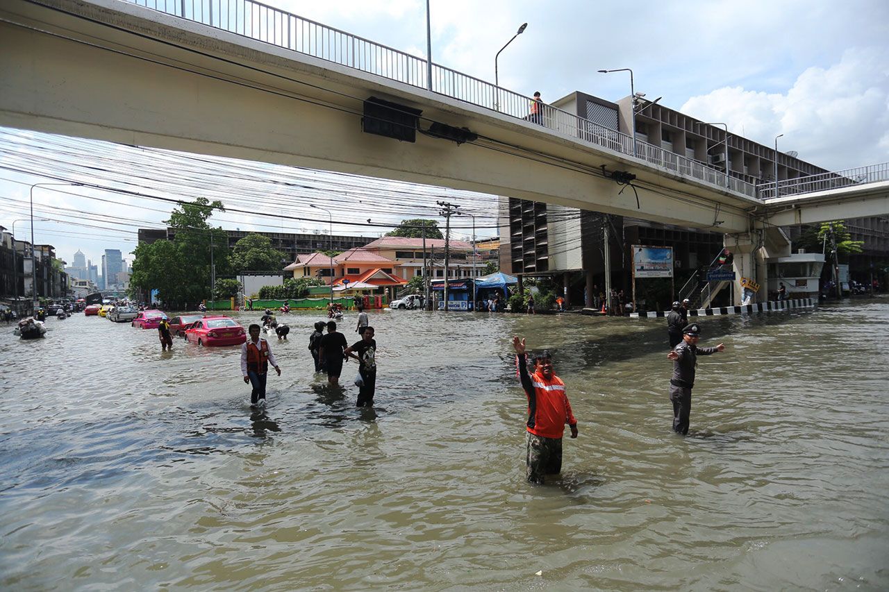 จนท.ตร.-อาสา มาช่วยกันจัดการจราจร