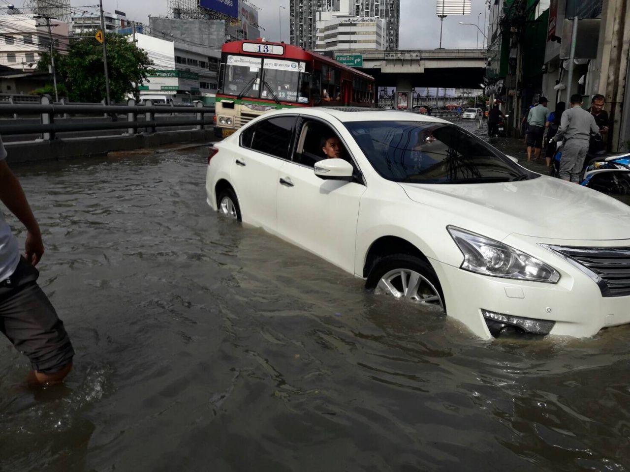 ครึ่งล้อ