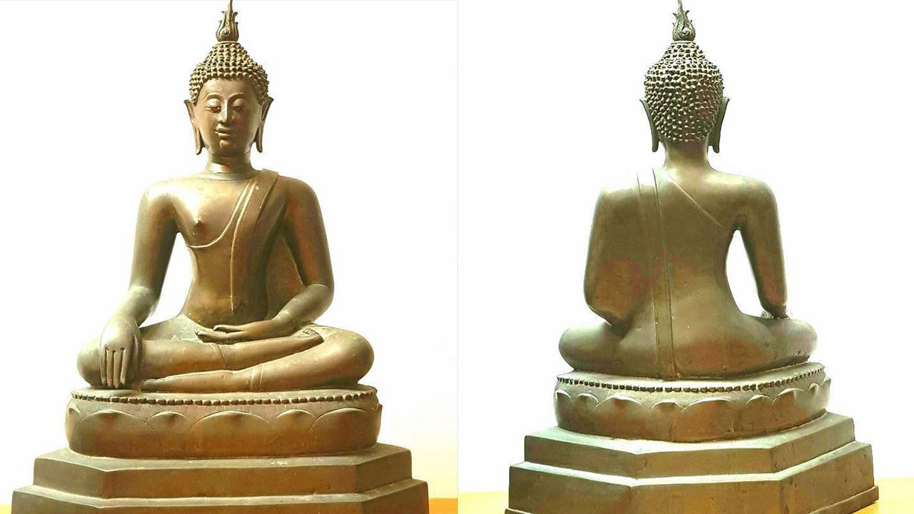 พระพุทธรูปบูชา ศิลปะ เชียงแสน สิงห์ ๓ พุทธศตวรรษที่ ๒๐ หน้าตัก ๙ นิ้ว ของธรรมรัตน์ จีนะดิษฐ์.