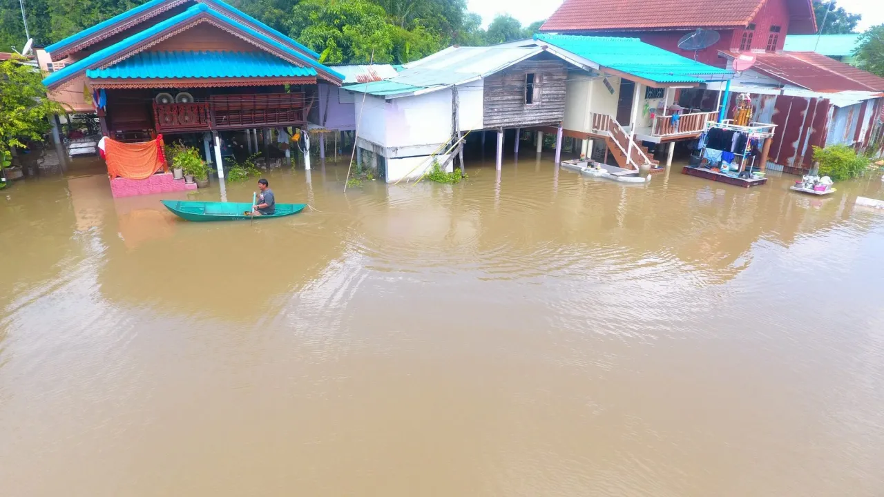 หนุ่มสุพรรณฯ สังเวยแล้ว1ศพ น้ำท่วมเดินเข้าบ้าน ลื่นล้มไฟดูดดับ