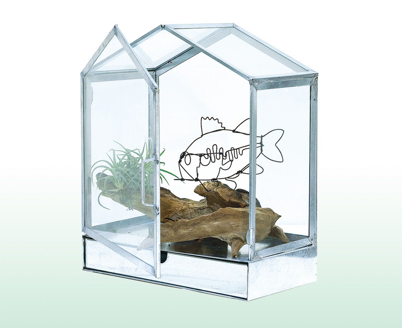 กรีนเฮ้าส์ทรงจั่ว โครงสังกะสีกรุกระจกใส พร้อมล้ินชักเก็บของ ขนาด 15×30×35 เซนติเมตร ราคา 1,500 บาท จาก Planet Planter