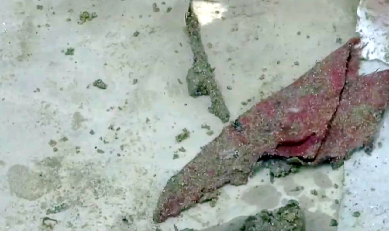 เศษผ้าสีแดงที่ปะปนอยู่ในดิน