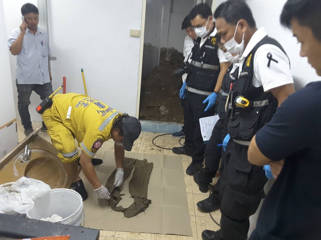 กางเกงที่คนงานเจอในหลุม