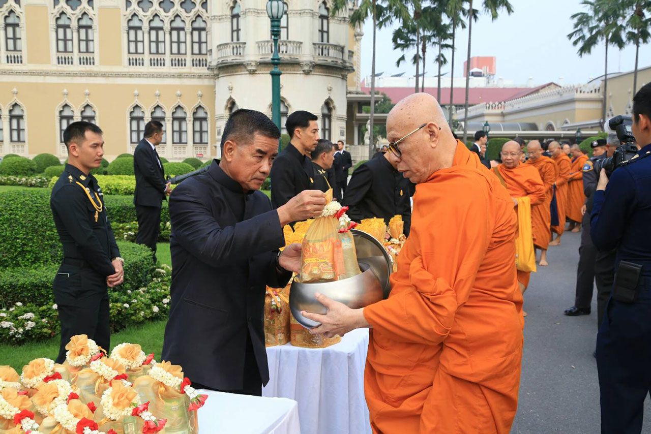 บิ๊กเจี๊ยบ เขาร่วมทำบุญตักบาตรครบรอบ 1 ปี วันสวรรคต