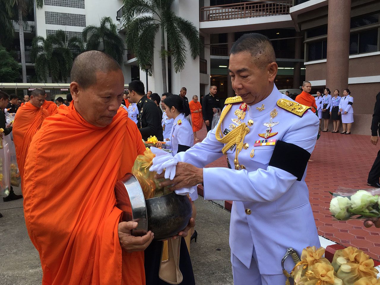 บิ๊กแดง ทำบุญตักบาตรครบรอบ 1 ปี วันสวรรคต