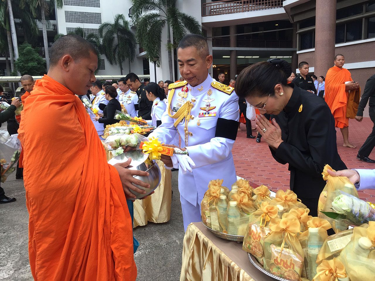 ผช.ผบ.ทบ.ควงภรรยา ตักบาตรพระสงฆ์