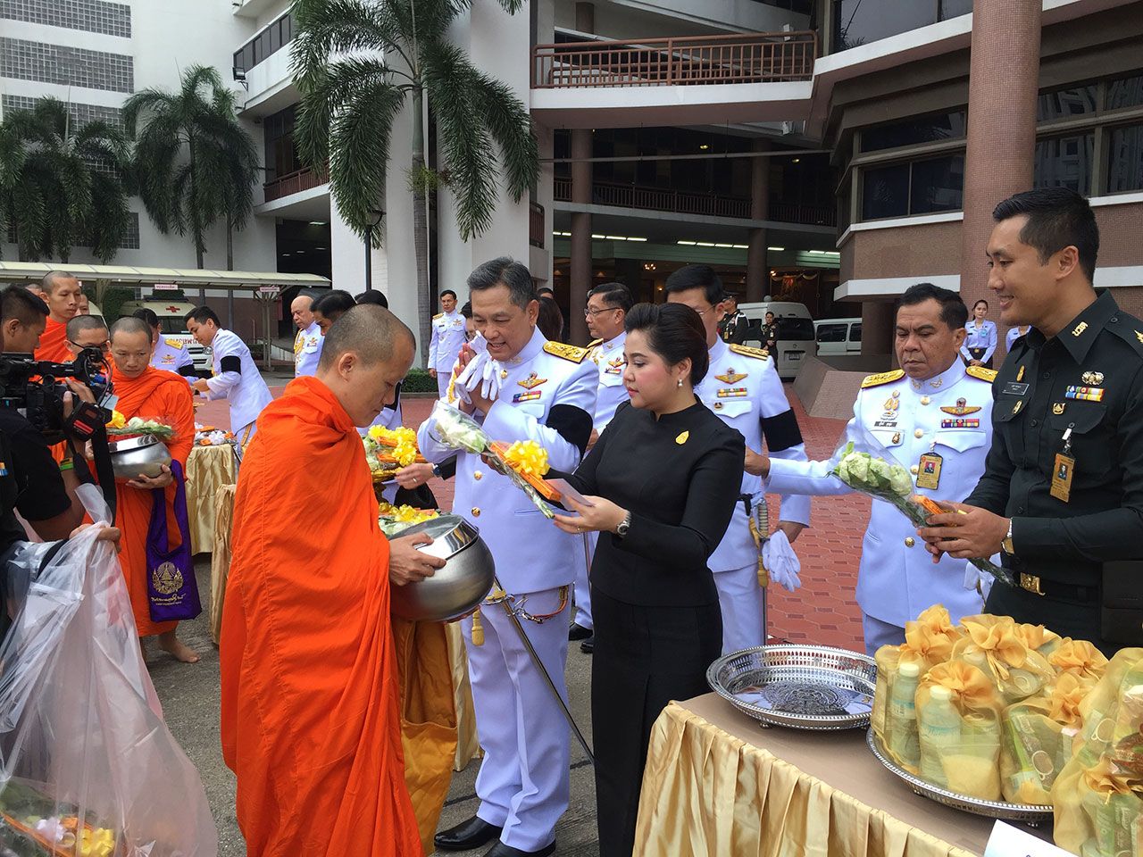 กองทัพบกจัดกิจกรรมทำบุญตักบาตรครบรอบ 1 ปี วันสวรรคต ในหลวง ร.9