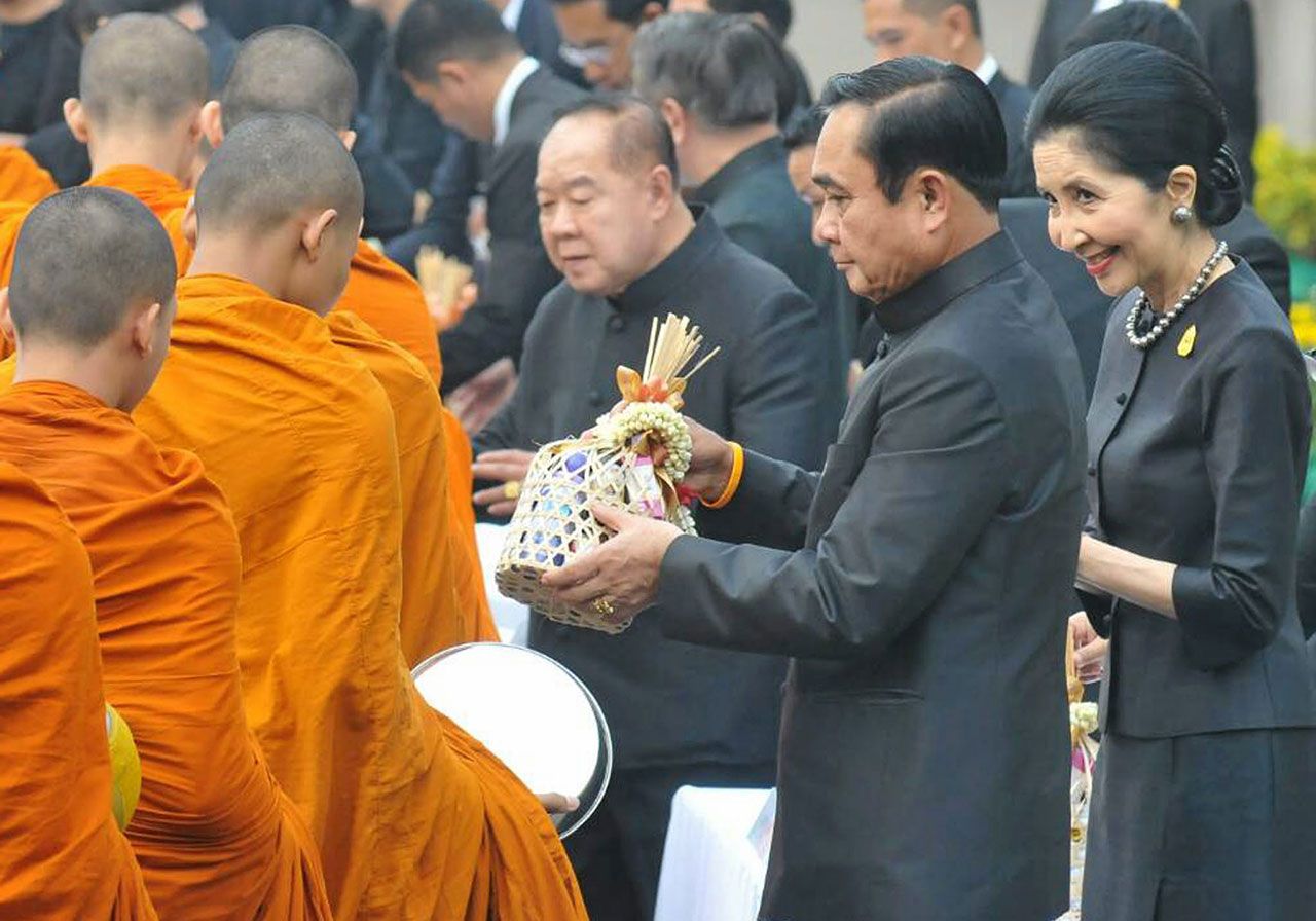 นายกฯ นำครม.ทำบุญตักบาตรครบรอบ 1 ปี วันสวรรคต ในหลวง ร.9