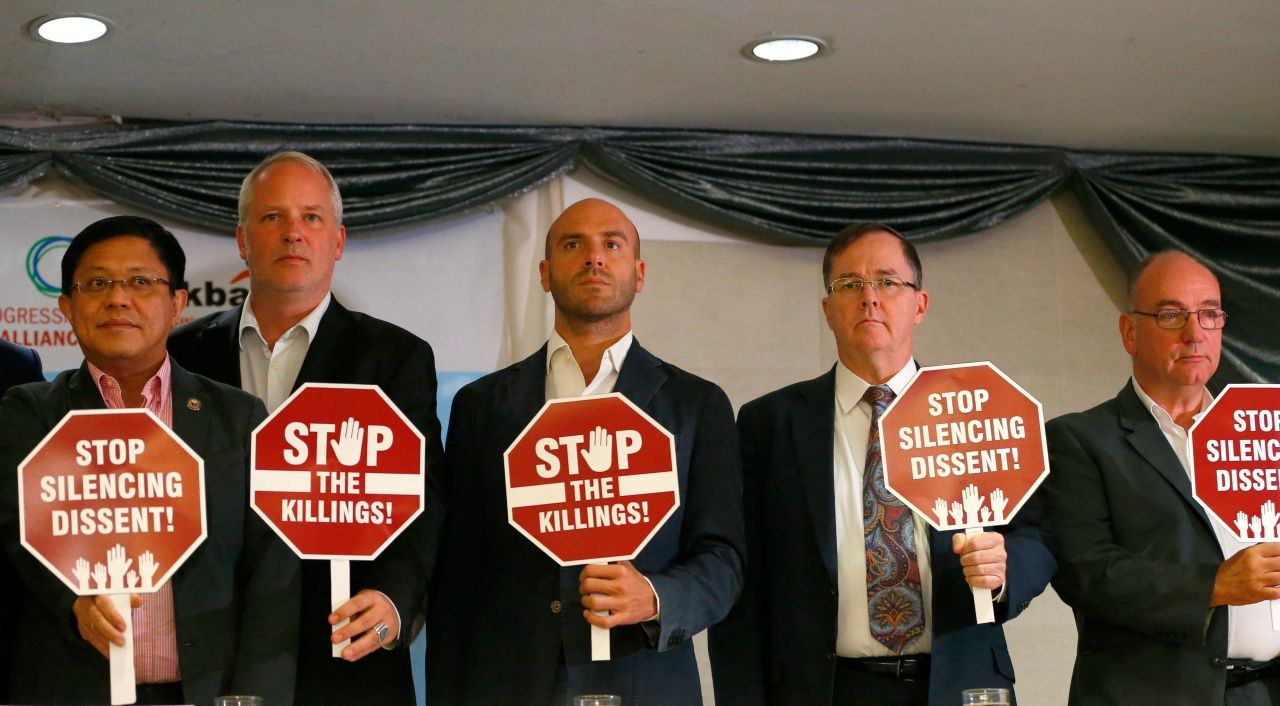 สมาชิกรัฐสภายุโรปถือป้ายส่งข้อความถึงประธานาธิบดี ดูเตร์เต ให้ยุติการเข่นฆ่าในการทำสงครามปราบยาเสพติด