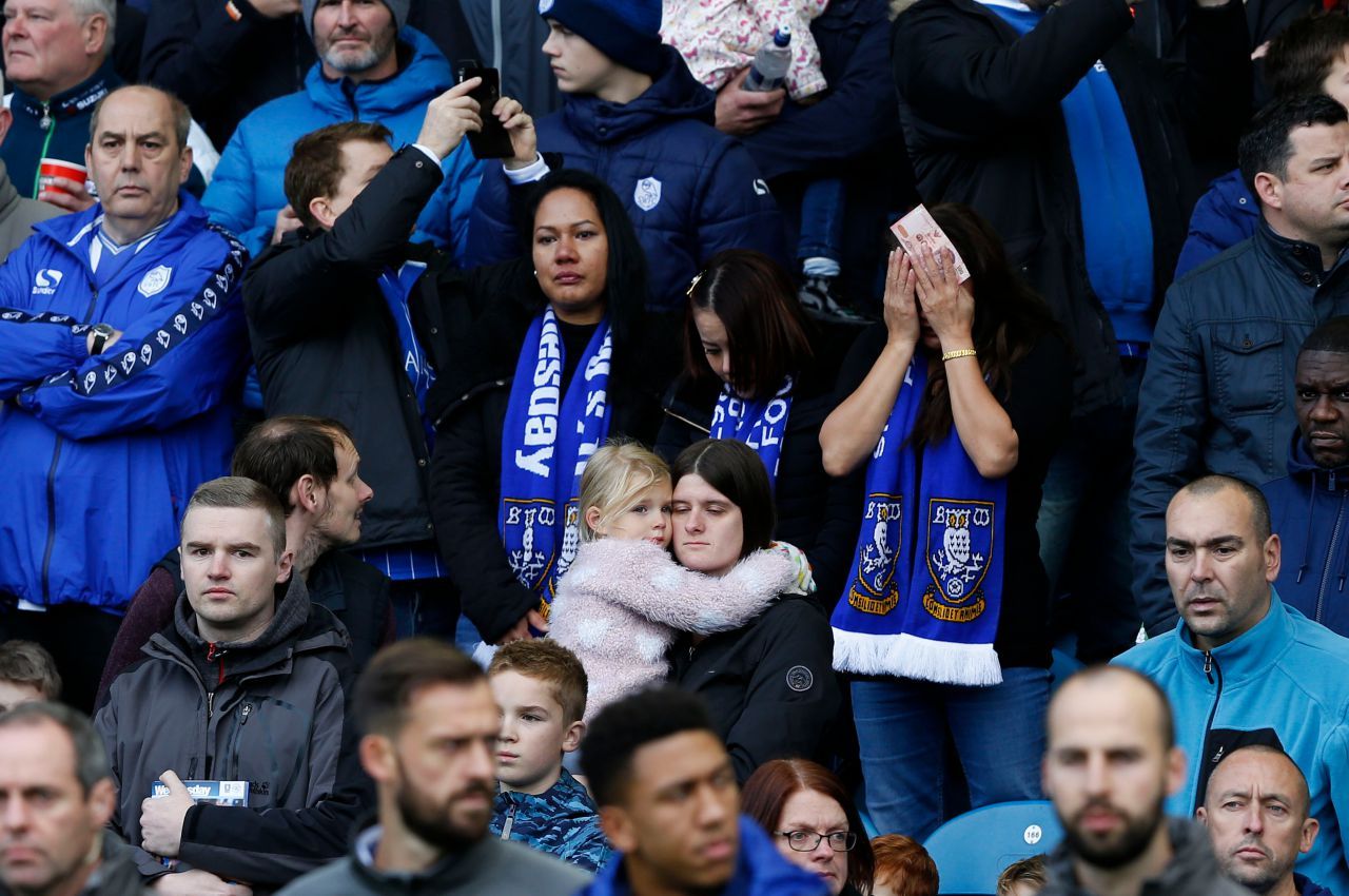 ชาวไทยร้องไห้ขณะเปิดเพลงสรรเสริญพระบารมี ในสนามเชฟฯ เวนส์เดย์ ในปีที่แล้ว 