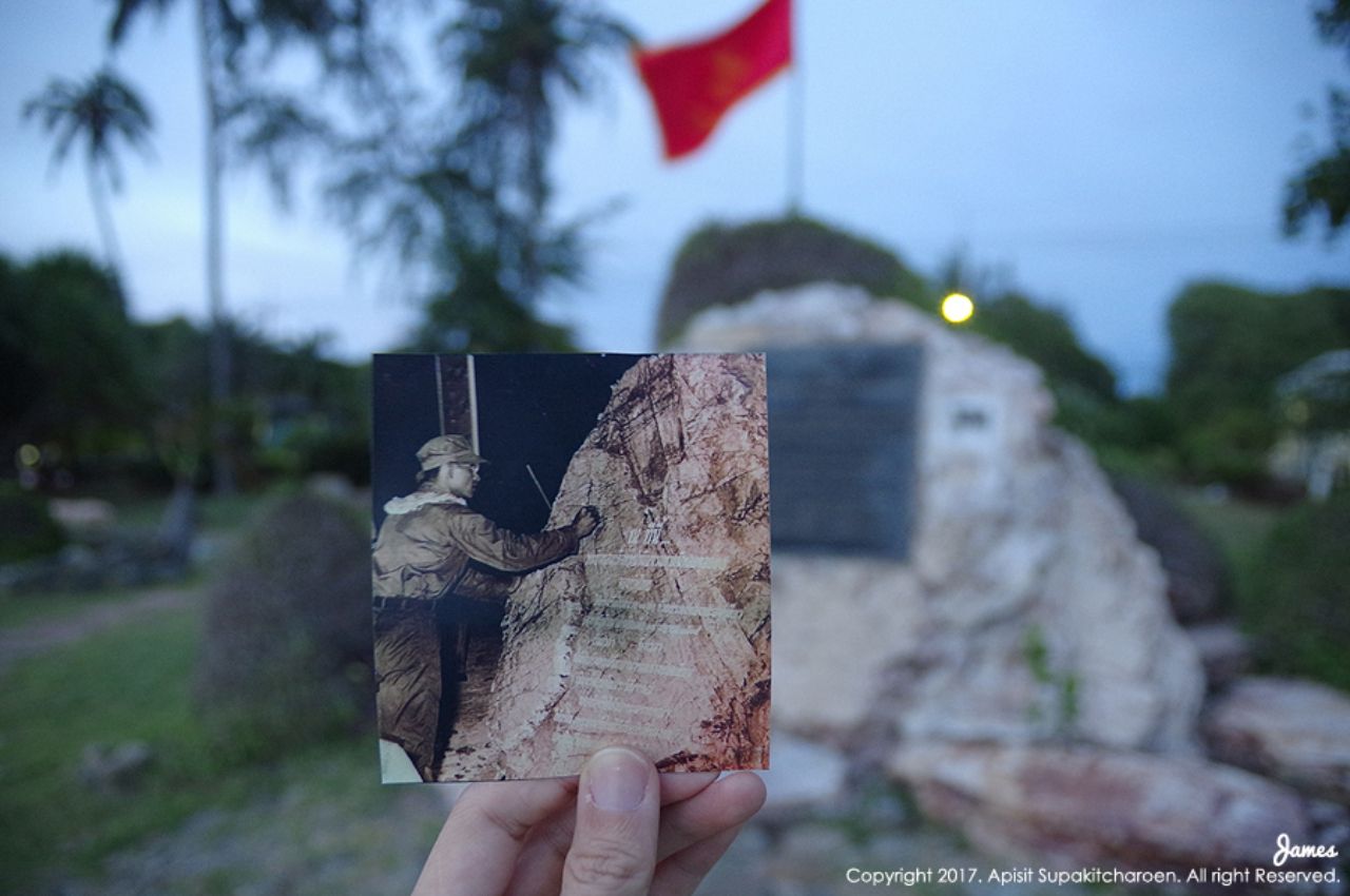 19 เมษายน 2509 ในหลวง รัชกาลที่ 9 ทรงลงพระปรมาภิไธยบนแผ่นศิลาจารึกบนก้อนหินใหญ่ ณ หาดเตยงาม จ.ชลบุรี หลังทรงเรือใบข้ามอ่าวไทย
