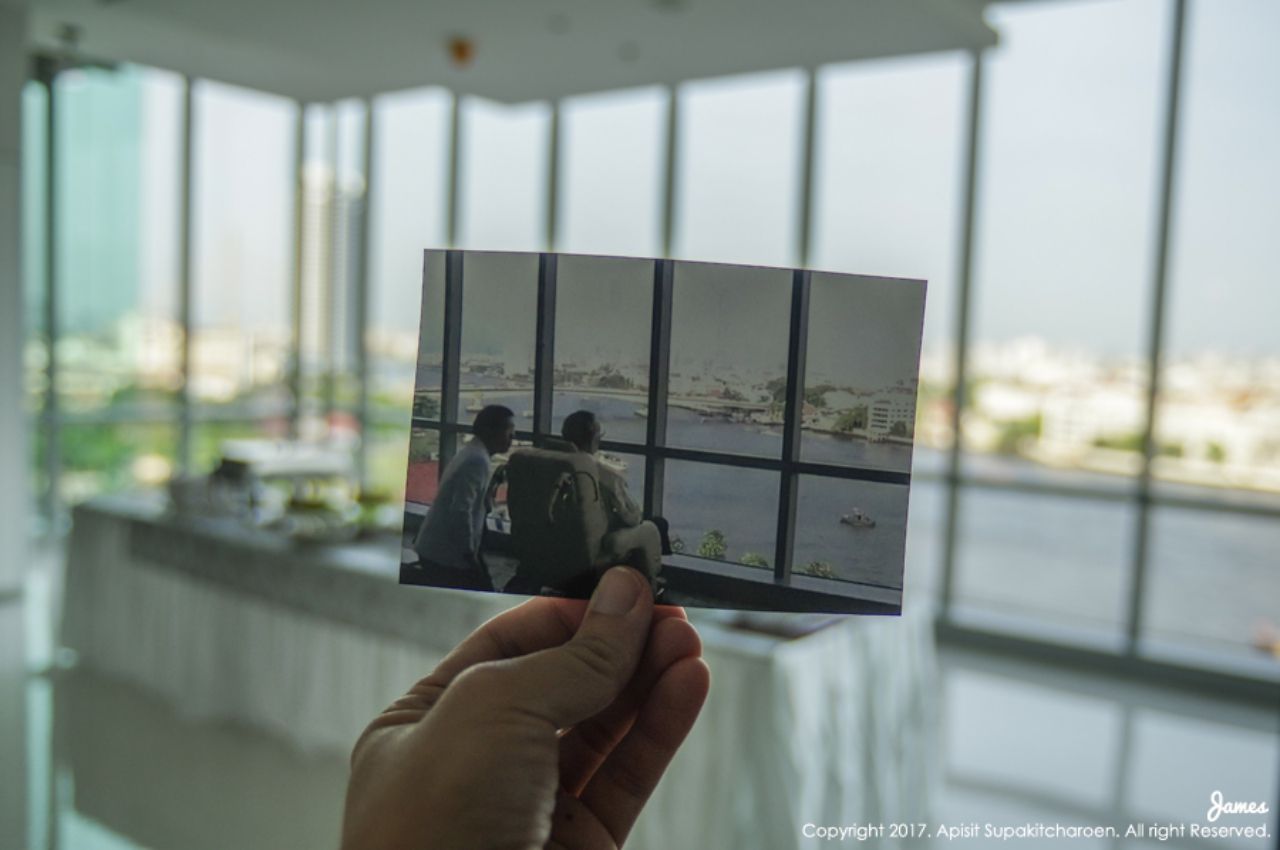 27 เมษายน 2558 ในหลวง รัชกาลที่ 9 เสด็จฯ ทอดพระเนตรทัศนียภาพของแม่น้ำเจ้าพระยาเป็นการส่วนพระองค์ ณ รพ.ศิริราชปิยมหาราชการุณย์