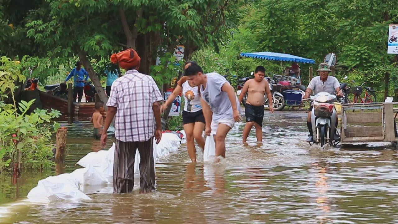 น้ำเจ้าพระยาล้นตลิ่ง เข้าท่วมบ้านเรือนในเขตอำเภอพยุหะคีรี จ.นครสวรรค์