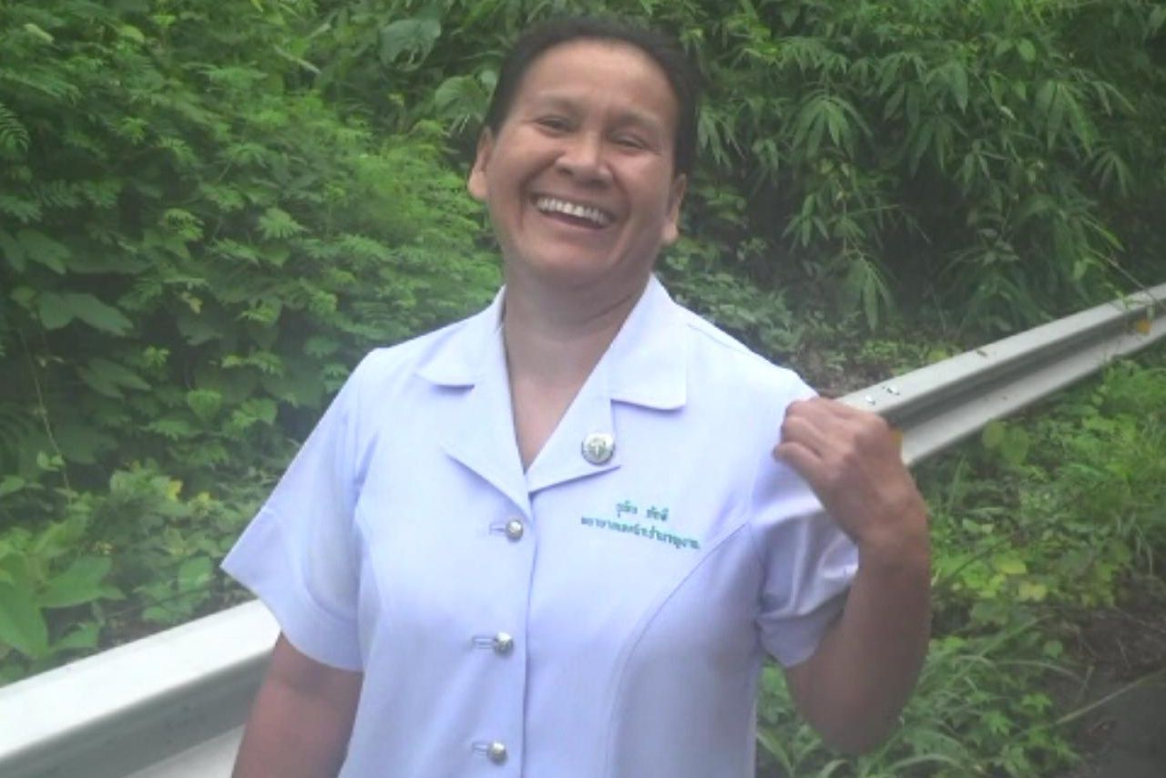 พยาบาลน้ำใจงาม นางยุพิน ภักดี ให้อาหารสุนัข 6 ตัว ทุกวันมากว่า 1 ปี 