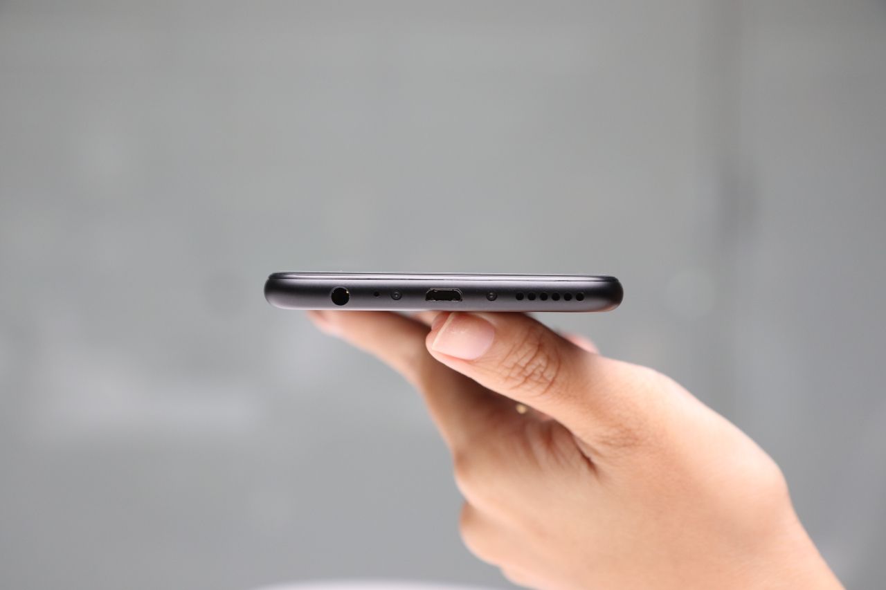 ช่องเสียบหูฟัง ยูเอสบี และลำโพง