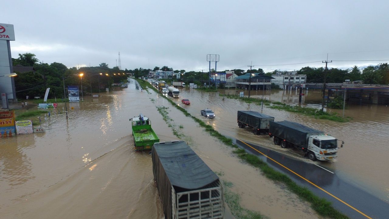อำเภอเถิน จังหวัดลำปาง น้ำป่าไหลหลากท่วมถนนพหลโยธินทั้งขาขึ้นขาล่อง 