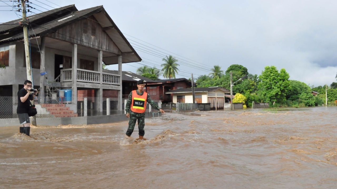 น้ำในลำห้วยแม่ปะ ไหลทะลักเข้าท่วมบ้านเรือน 3 หมู่บ้านกว่า 400 หลังคา