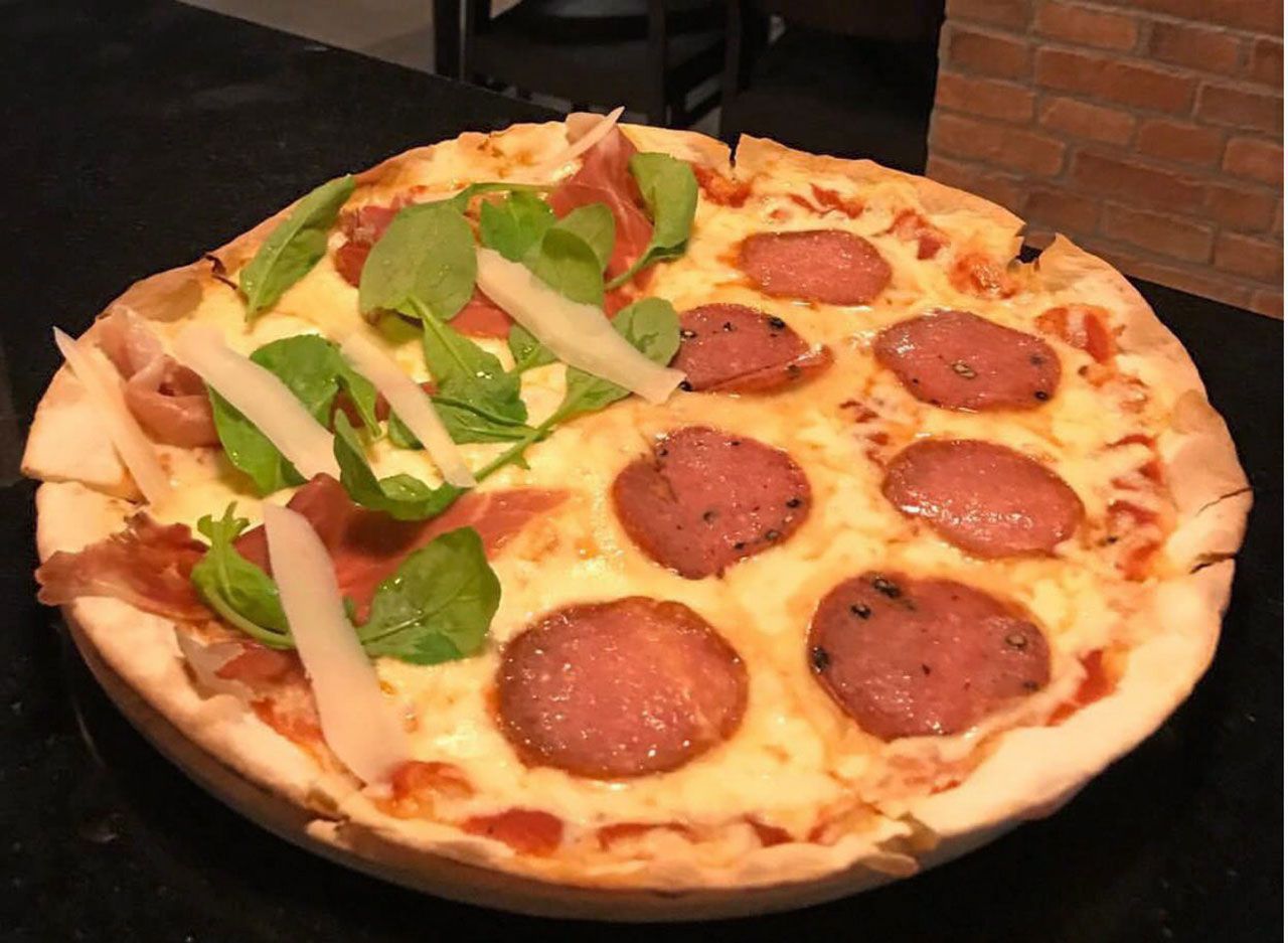 พิซซ่าพาร์มาแฮมกับซาลามี่.