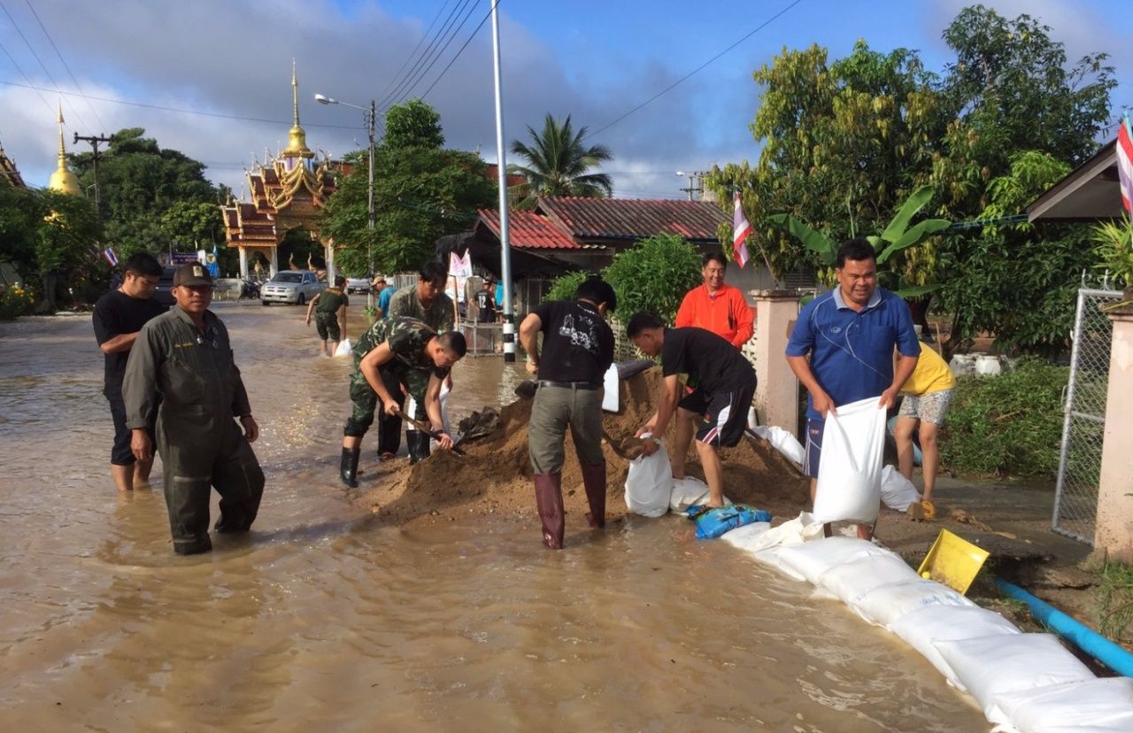 ชาวบ้านท่าหลุก อ.เวียงหนองล่อง จ.ลำพูน วางกระสอบทรายเพื่อระบายน้ำลงสู่ลำเหมือง