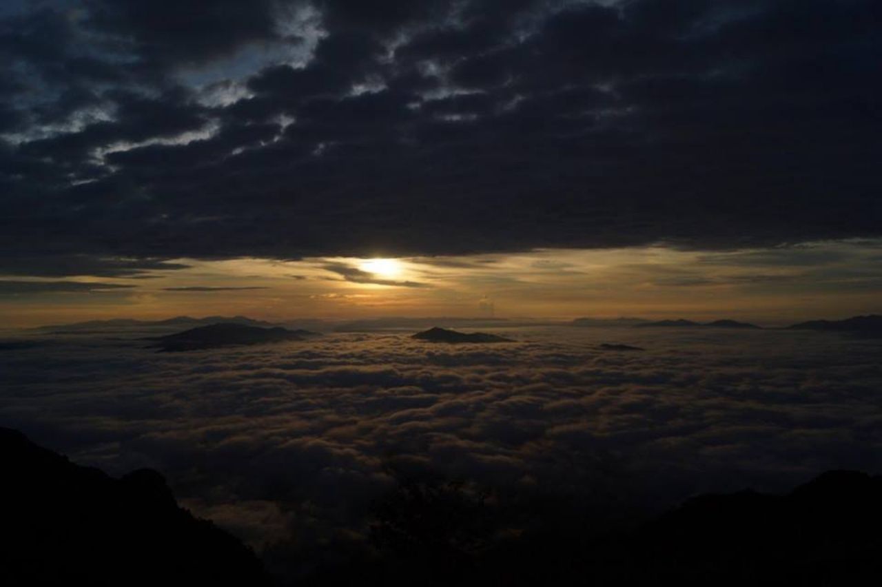 ทะเลหมอกสวยงามยามพระอาทิตย์แรกขึ้นที่ ภูชี้เดือน จ.เชียงราย