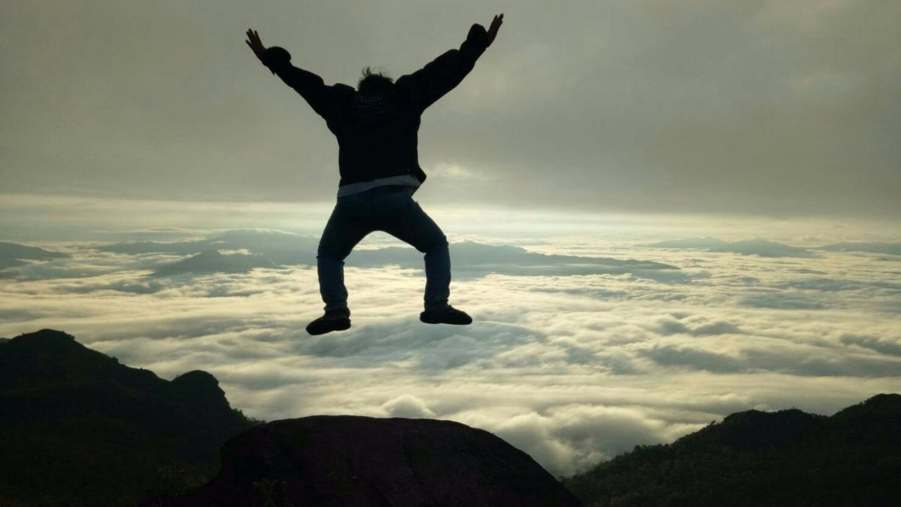 ภูชี้เดือน ต.ปอ อ.เวียงแก่น จ.เชียงราย ที่ความสูง 1,742 เมตร จากระดับน้ำทะเล สูงที่สุดในเชียงราย