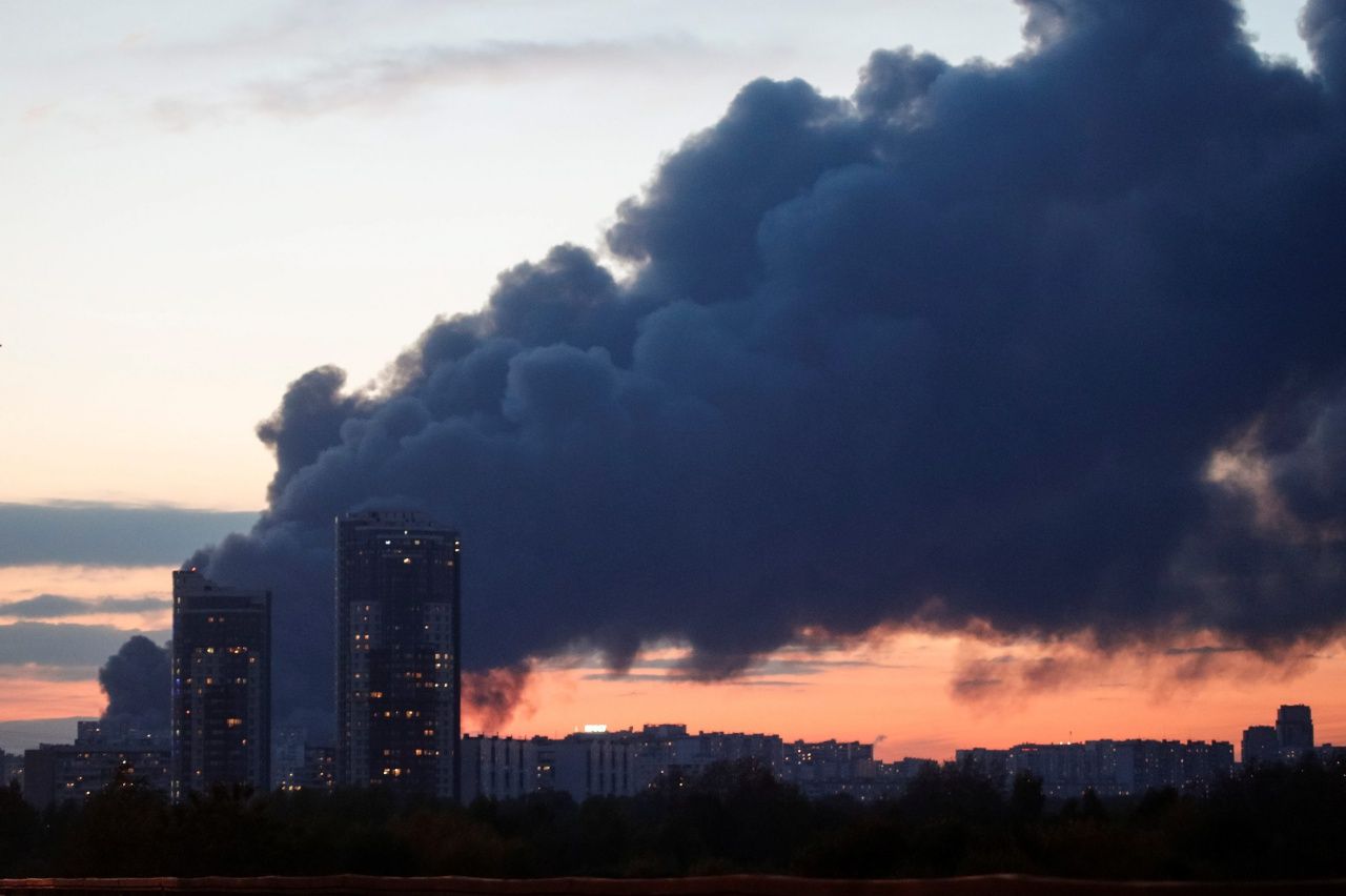 ควันไฟสีดำพวยพุ่งขึ้นฟ้า สามารถมองเห็นได้จากสถานที่ห่างไกล