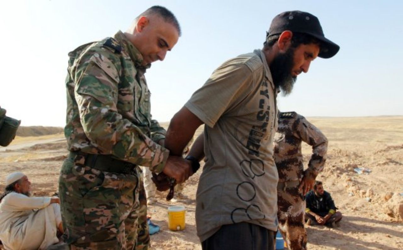 ทหารจับกุมนักรบไอซิสที่เข้ามอบตัว