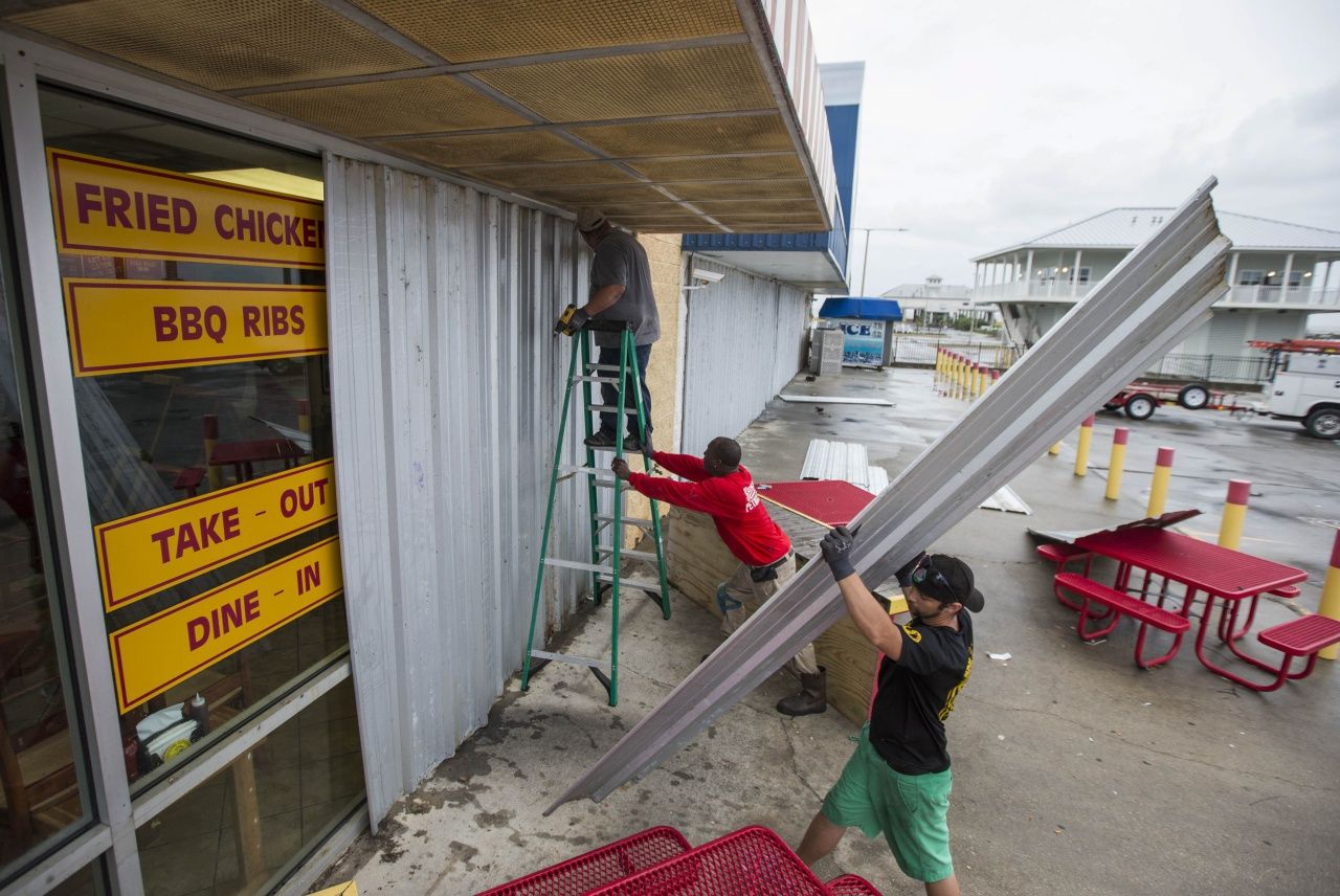 ชาวเมือง พาส คริสเตียน บริเวณชายฝั่งรัฐมิสซิสซิปปี เร่งเสริมการป้องกันให้แก่อาคารต่างๆ ก่อนเฮอริเคน เนต จะขึ้นฝั่ง