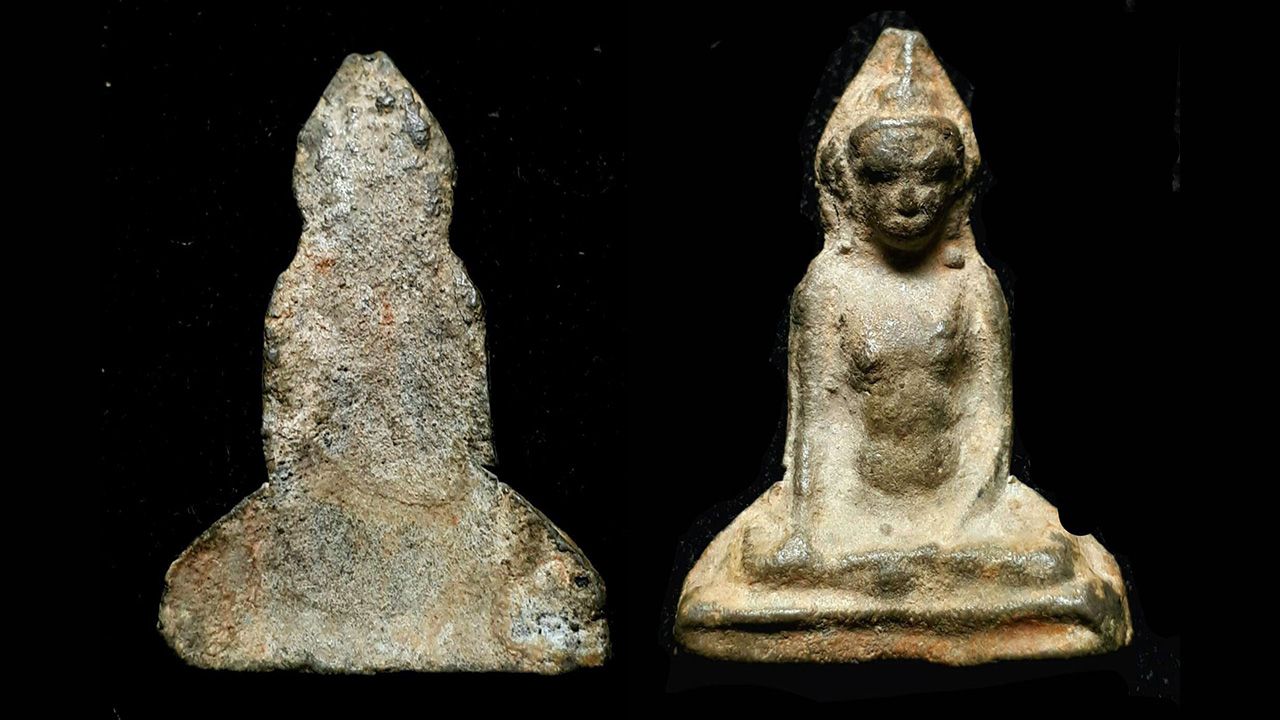 พระร่วงนั่ง หลังตัน กรุเขาพนมเพลิง จ.สุโขทัย ของ เฉลียว ตาดชูวงษ์.