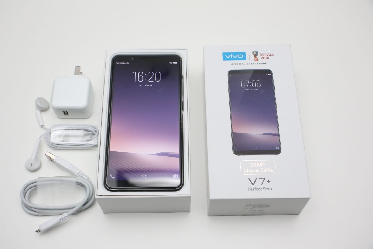 ในกล่องจะมีอุปกรณ์มา 3 ชิ้น ได้แก่ หูฟัง, สาย Micro-USB และอแดปเตอร์ชาร์จไฟ ที่พิเศษคือมีเคสซิลิโคนแถมมาในกล่องด้วย