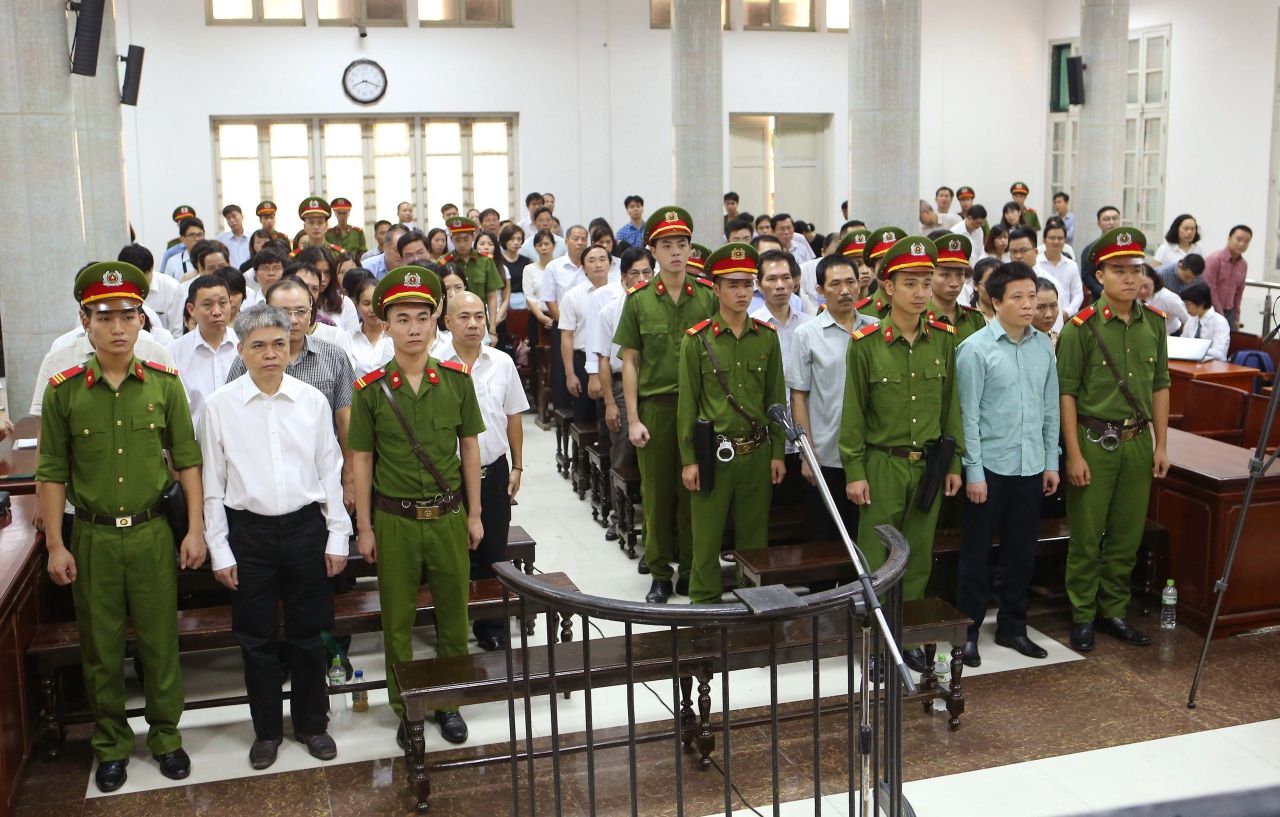 นายฮา วาน ถั่ม อดีตประธานธนาคารโอเชียน  (สวมเสื้อแขนยาวสีเขียว)