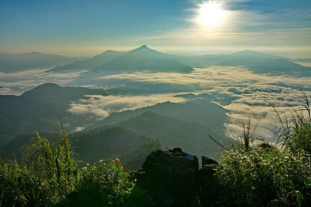 ดอยผาตั้ง ต.ปอ อ.เวียงแก่น จ.เชียงราย จุดชมวิวทะเลหมอกยอดนิยมของ นทท.ยามเช้าหลังพระอาทิตย์ขึ้นแหล่งที่มา : เครดิตภาพ Tong Lung