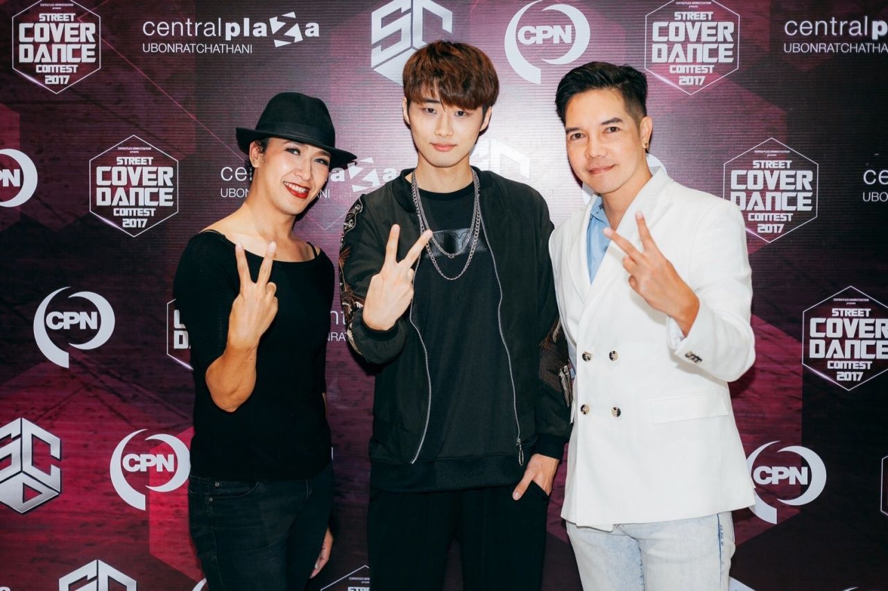 (ซ้ายมือ) คำหยอง ภาคภูมิ พงษ์ภาพ ผู้บริหารจาก Night Angels Studio (ขวามือ) นน นนทัช นิธิพานิช พีดีมิสแกรนด์อุบลราชธานี Provincial Director Ubonratchathani 2017