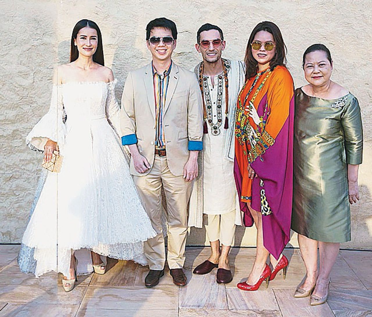 อาลี ซีอานี-กุสุมา ไชยพร (3 จากขวาและขวาสุด) ต้อนรับแอน ทองประสม, ธนายุทธ ทองจินดาวงศ์, ปานชนก จิตชินะกุล