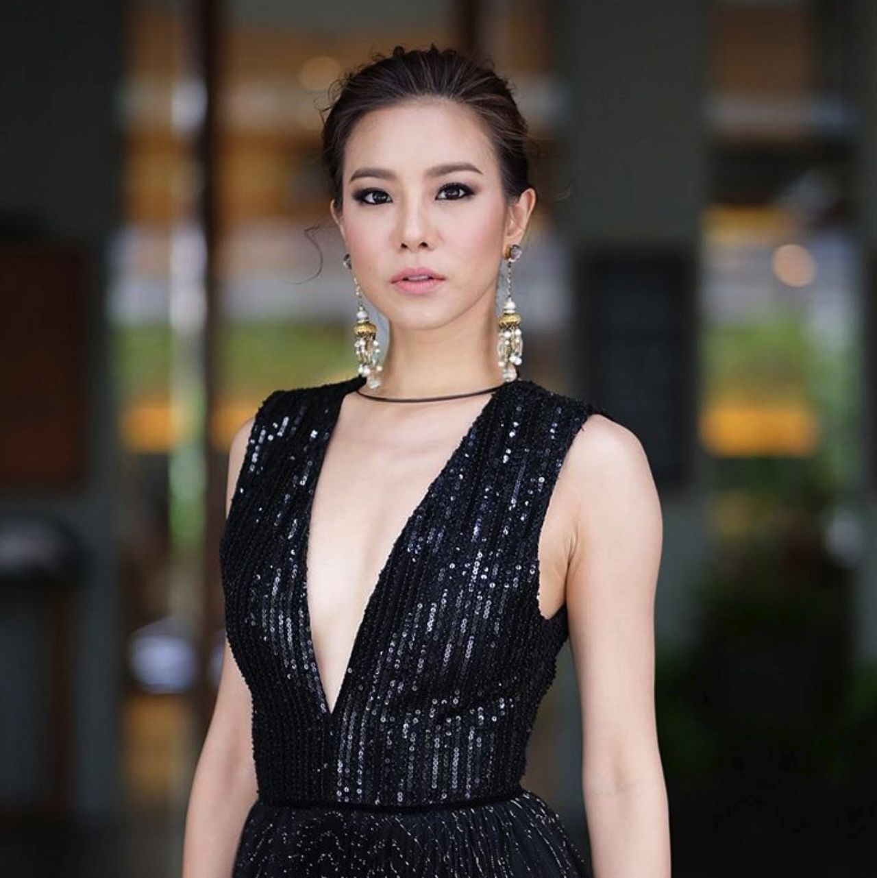 จะใส่ชุดแหวกอกแบบ คริส ก็ไม่ต้องกังวล 