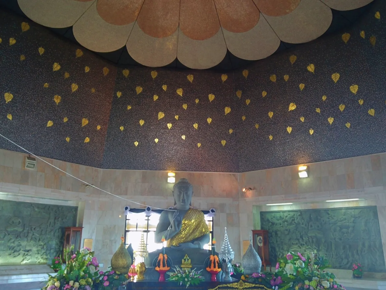 สัมผัสหนาวแรกของปี! กราบ 2 พระมหาธาตุแห่งราชา-ราชินีบนยอดอินทนนท์