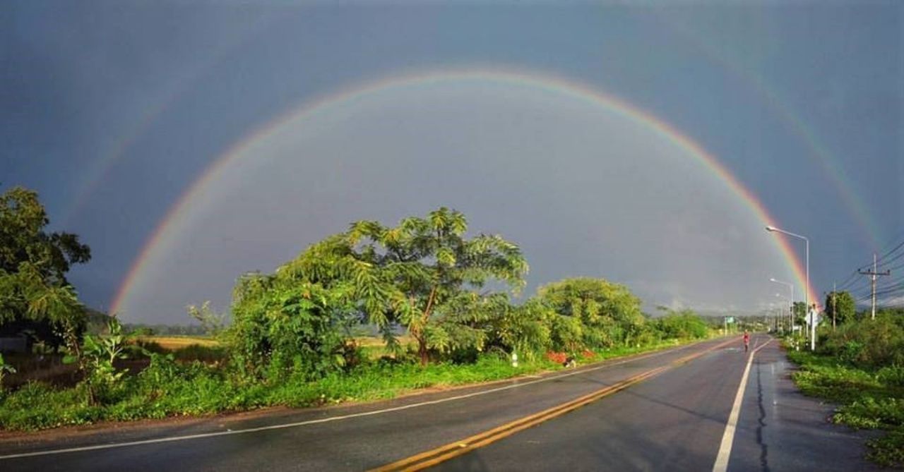 รุ้งกินนำ้เกิดขึ้นหลายจุดในพื้นที่ จ.เชียงราย ช่วงหลังฝนปรอย (ที่มา : เฟซบุ๊ก กวางทอง พลัดถิ่น)