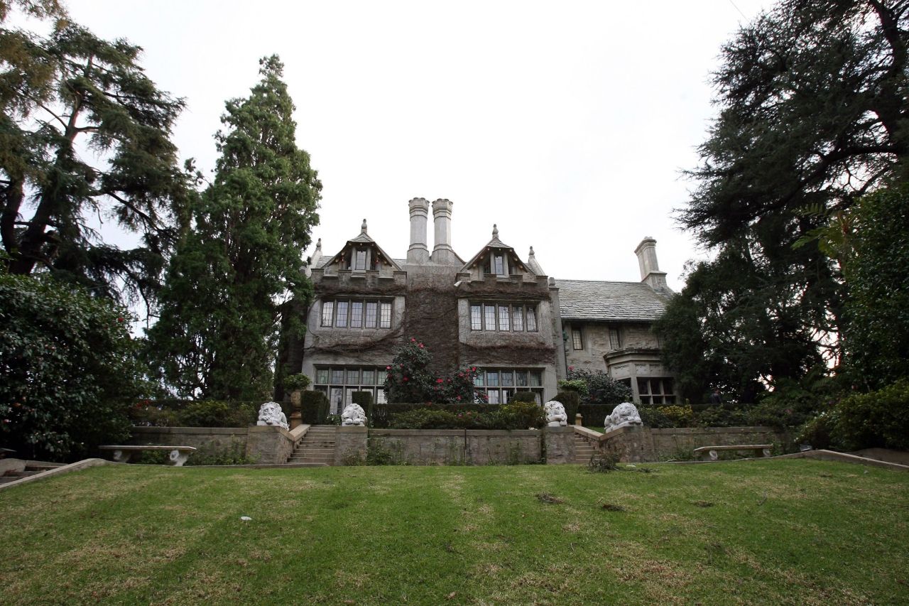 แมนชั่นหรู ของฮิวจ์ เฮฟเนอร์ ที่เบเวอร์รี่ ฮิลส์  รัฐแคลิฟอร์เนีย