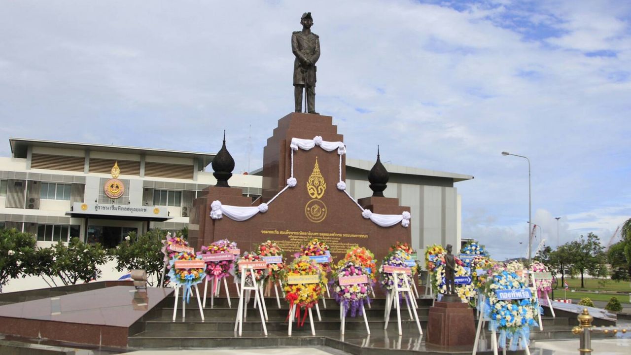 อนุสาวรีย์จอมพลเรือสมเด็จพระมหิตลาธิเบศร อดุลยเดชวิกรม พระบรมราชชนก 