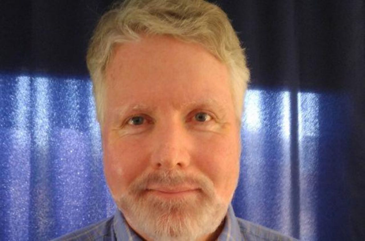 เดวิด มี้ด ผู้เชื่อในทฤษฎีสมคมคิดว่าดาว นิบิรุ จะพุ่งชนโลก