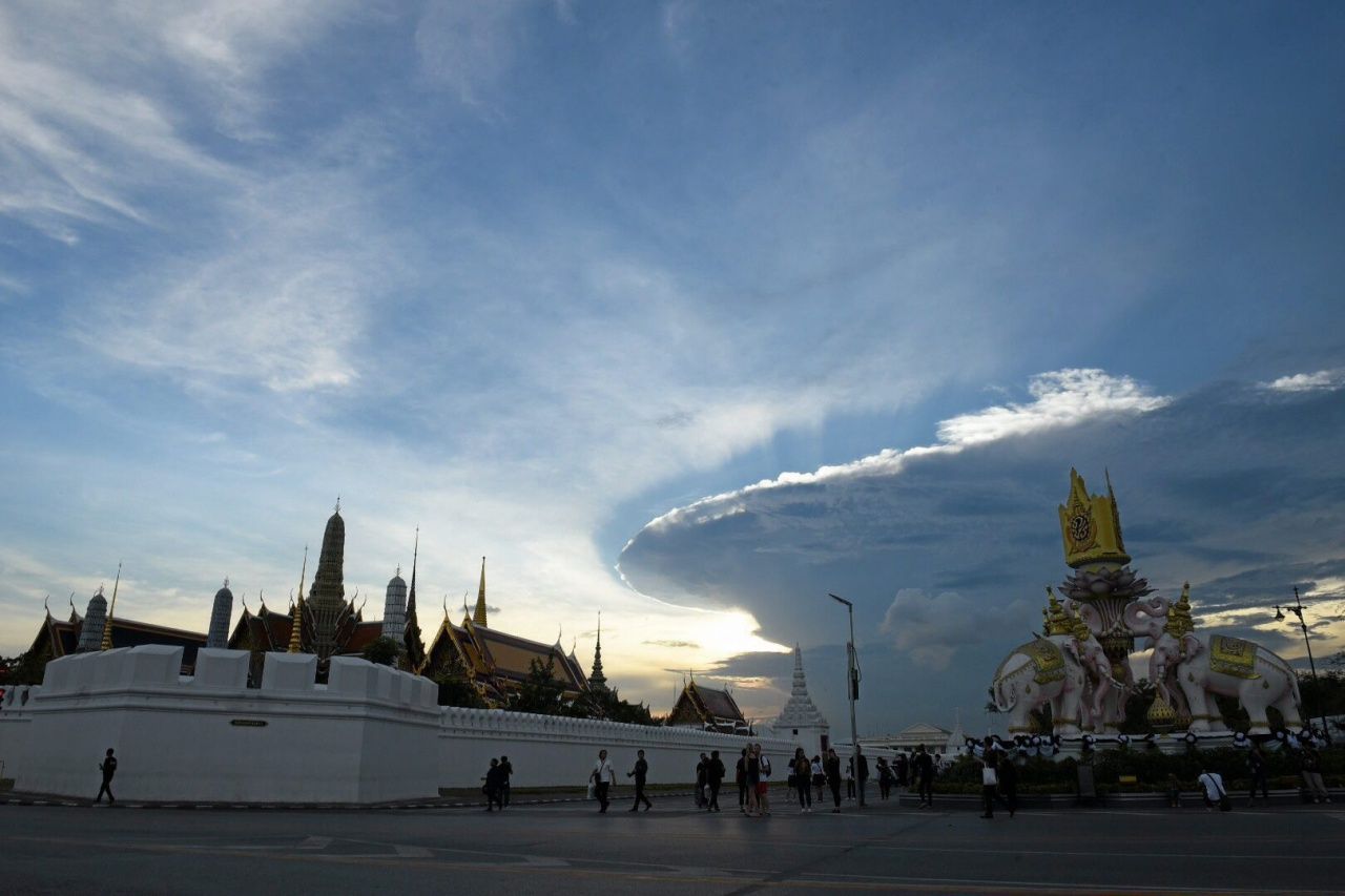 1 พ.ย. 59 กลุ่มเมฆเหนือสนามหลวง ก่อตัวรูปวงกลมทรงแบน