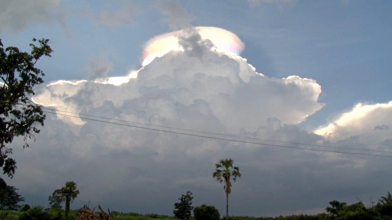 10 ก.ย. 60 จ.กาฬสินธุ์ พบเมฆประหลาดคล้ายจานยูเอฟโอข้างบนมีแสงสวยงาม 