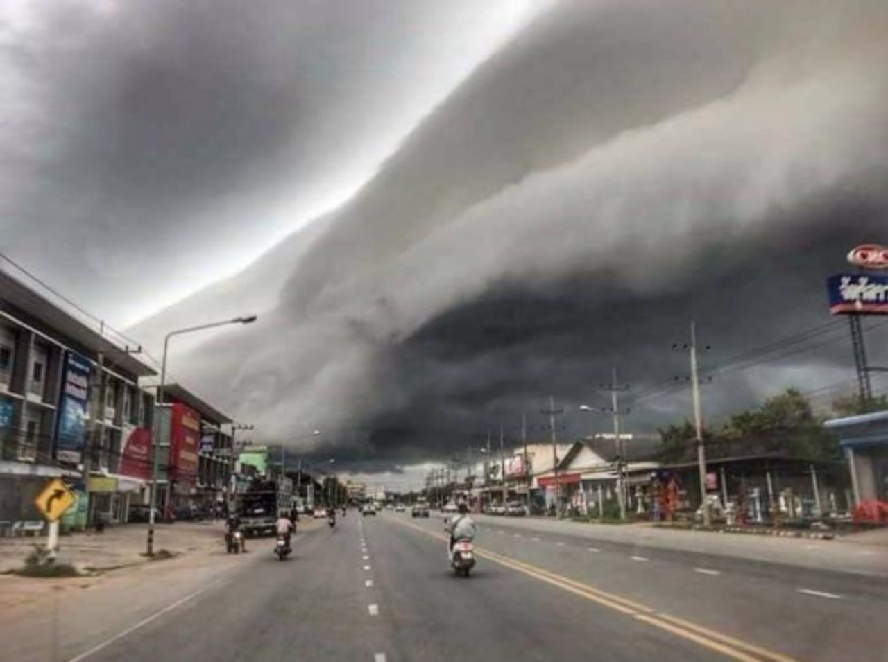 20 ก.ย. 60 เมฆอาร์คัส หรือ เมฆม้วน ที่ จ.นครราชสีมา :: ภาพจาก 61ข่าวภัย ปภ.