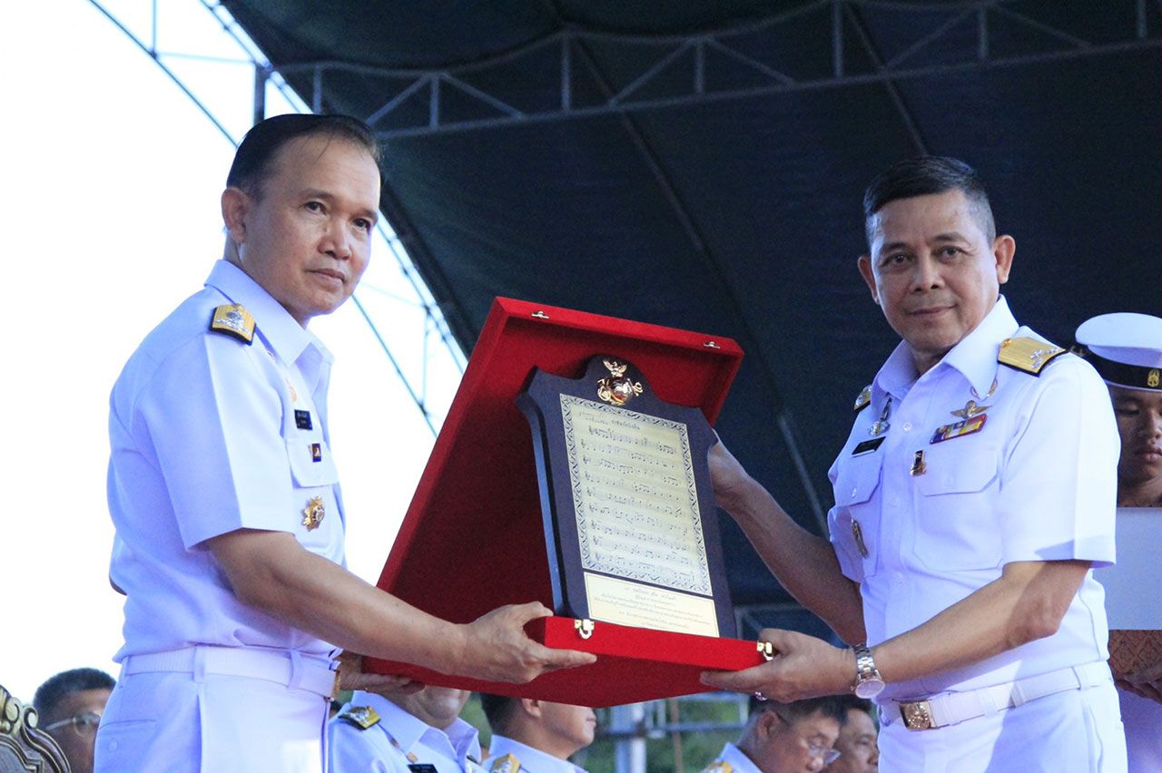 ผบ.นย.มอบของที่ระลึกให้ 