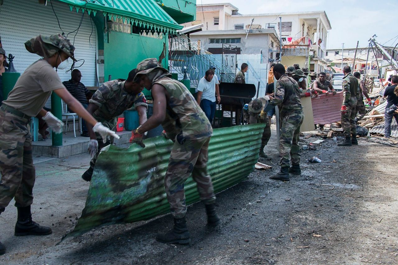 ทหารจากเกาะกัวเดอลุป กำลังช่วยเก็บกวาดซากความเสียหายจากพายุเออร์มา บนเกาะเซนต์มาติน ซึ่งฝรั่งเศสและเนเธอร์แลนด์แบ่งกันปกครอง