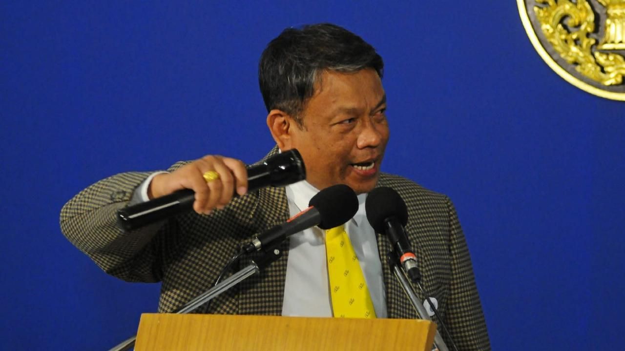 นายวัชระ เพชรทอง